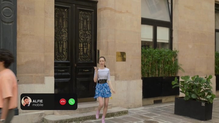 Emily_in_Paris_S02E07_WEBRip_x264-ION10_1954.jpg