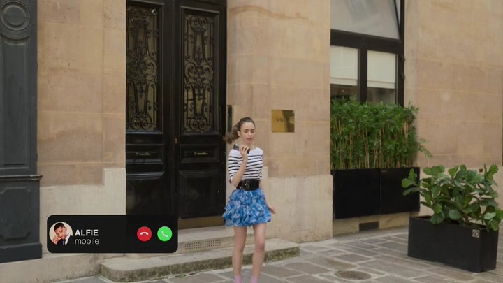 Emily_in_Paris_S02E07_WEBRip_x264-ION10_1955.jpg