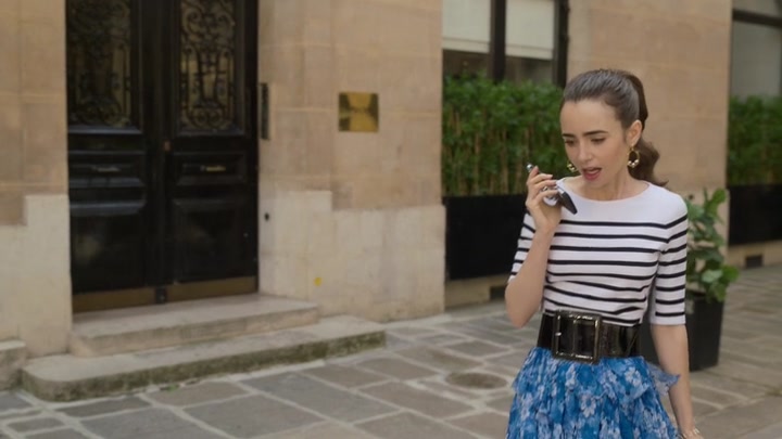 Emily_in_Paris_S02E07_WEBRip_x264-ION10_1961.jpg
