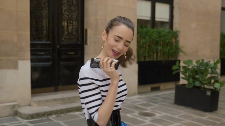 Emily_in_Paris_S02E07_WEBRip_x264-ION10_1993.jpg