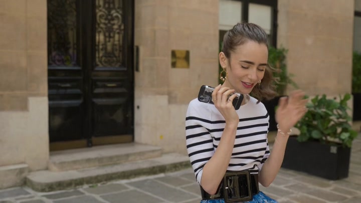 Emily_in_Paris_S02E07_WEBRip_x264-ION10_1998.jpg
