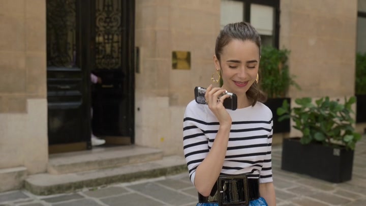 Emily_in_Paris_S02E07_WEBRip_x264-ION10_2000.jpg