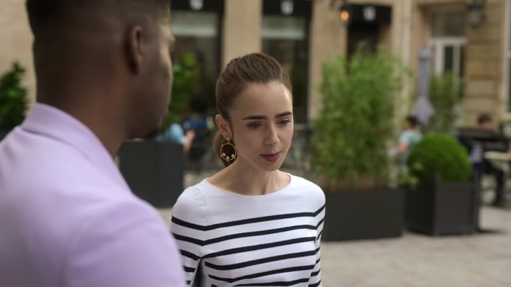 Emily_in_Paris_S02E07_WEBRip_x264-ION10_2034.jpg