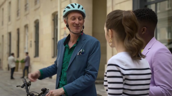 Emily_in_Paris_S02E07_WEBRip_x264-ION10_2053.jpg
