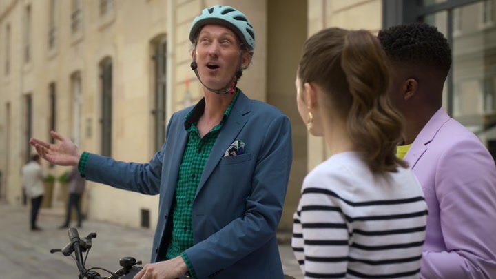 Emily_in_Paris_S02E07_WEBRip_x264-ION10_2054.jpg
