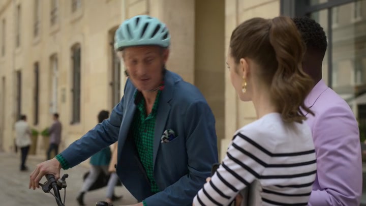 Emily_in_Paris_S02E07_WEBRip_x264-ION10_2064.jpg