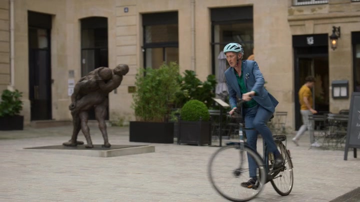 Emily_in_Paris_S02E07_WEBRip_x264-ION10_2068.jpg