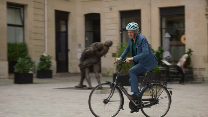 Emily_in_Paris_S02E07_WEBRip_x264-ION10_2069.jpg