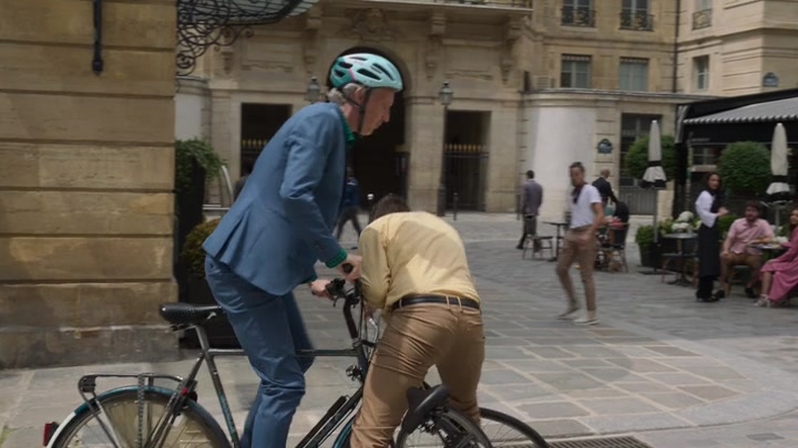 Emily_in_Paris_S02E07_WEBRip_x264-ION10_2072.jpg
