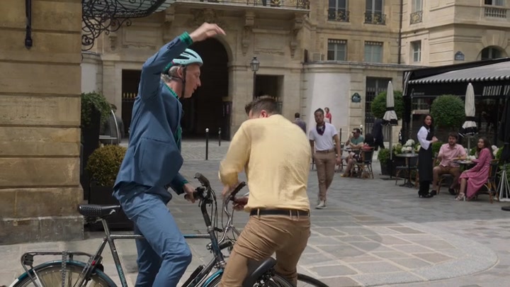 Emily_in_Paris_S02E07_WEBRip_x264-ION10_2073.jpg