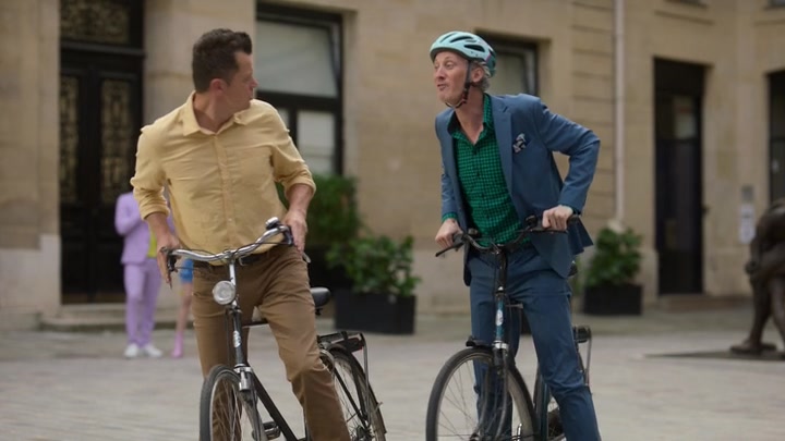 Emily_in_Paris_S02E07_WEBRip_x264-ION10_2078.jpg