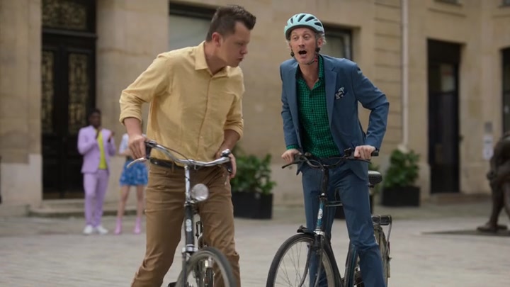 Emily_in_Paris_S02E07_WEBRip_x264-ION10_2079.jpg
