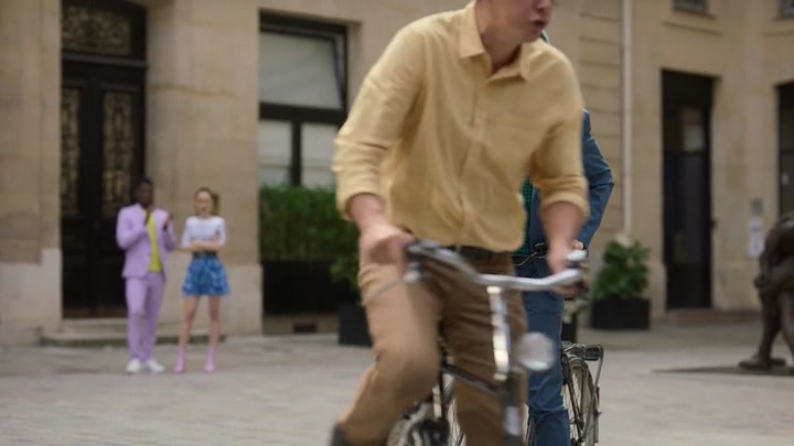Emily_in_Paris_S02E07_WEBRip_x264-ION10_2081.jpg