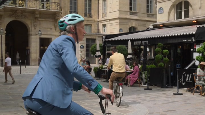 Emily_in_Paris_S02E07_WEBRip_x264-ION10_2083.jpg