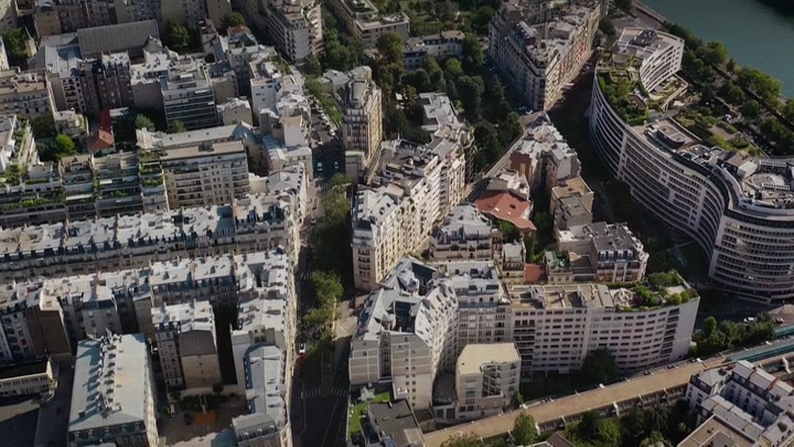 Emily_in_Paris_S02E07_WEBRip_x264-ION10_2100.jpg