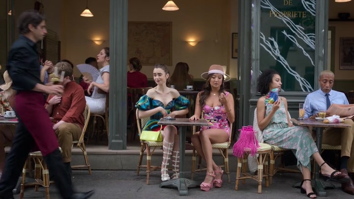 Emily_in_Paris_S02E07_WEBRip_x264-ION10_2102.jpg