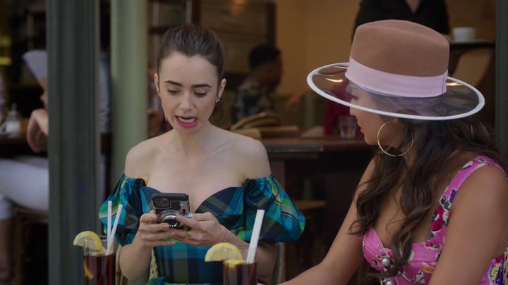 Emily_in_Paris_S02E07_WEBRip_x264-ION10_2125.jpg