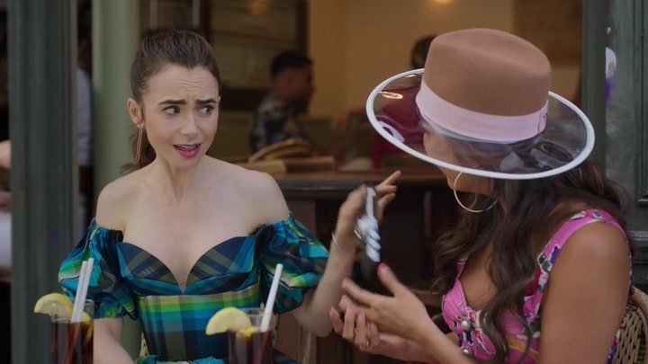 Emily_in_Paris_S02E07_WEBRip_x264-ION10_2149.jpg