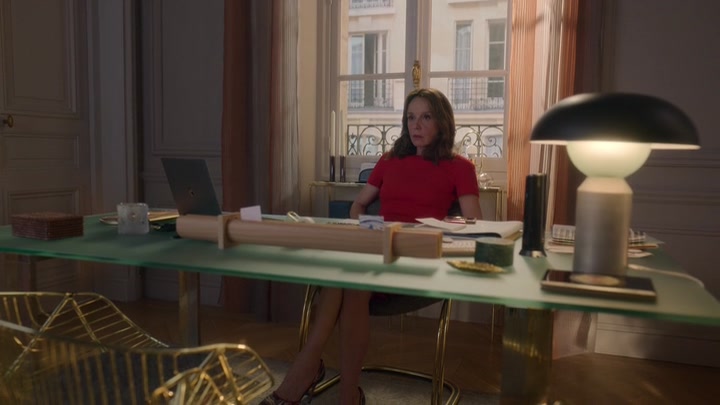 Emily_in_Paris_S02E07_WEBRip_x264-ION10_2330.jpg