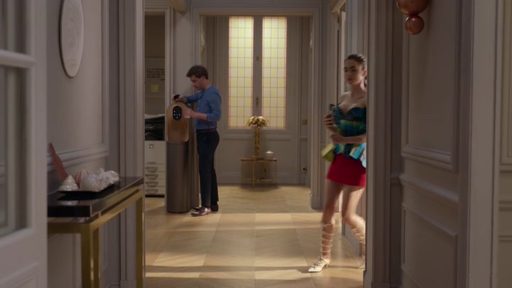 Emily_in_Paris_S02E07_WEBRip_x264-ION10_2333.jpg