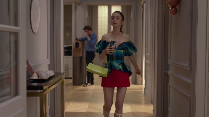 Emily_in_Paris_S02E07_WEBRip_x264-ION10_2335.jpg