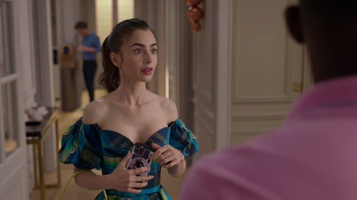 Emily_in_Paris_S02E07_WEBRip_x264-ION10_2346.jpg
