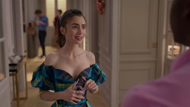 Emily_in_Paris_S02E07_WEBRip_x264-ION10_2362.jpg