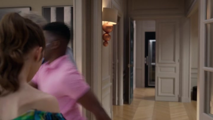 Emily_in_Paris_S02E07_WEBRip_x264-ION10_2365.jpg