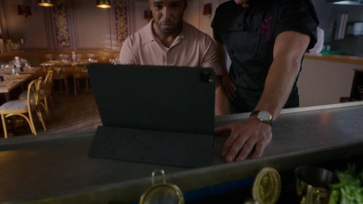 Emily_in_Paris_S02E07_WEBRip_x264-ION10_2382.jpg