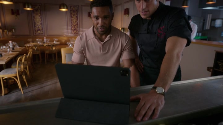Emily_in_Paris_S02E07_WEBRip_x264-ION10_2383.jpg