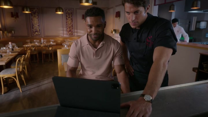 Emily_in_Paris_S02E07_WEBRip_x264-ION10_2384.jpg
