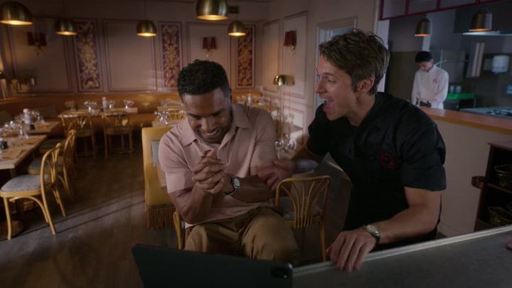 Emily_in_Paris_S02E07_WEBRip_x264-ION10_2387.jpg