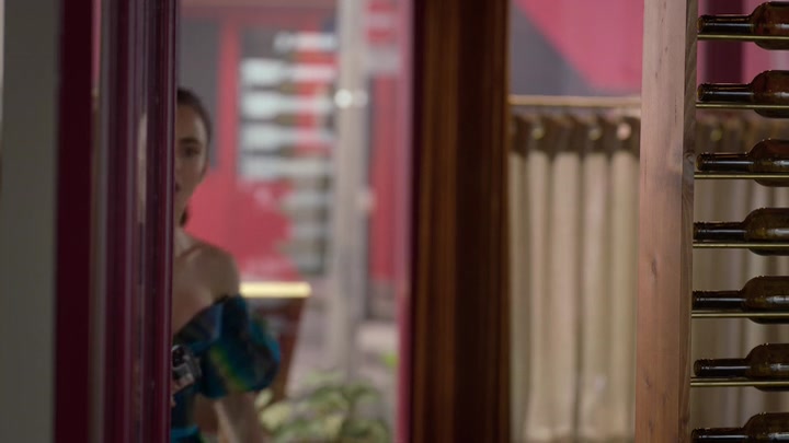 Emily_in_Paris_S02E07_WEBRip_x264-ION10_2389.jpg