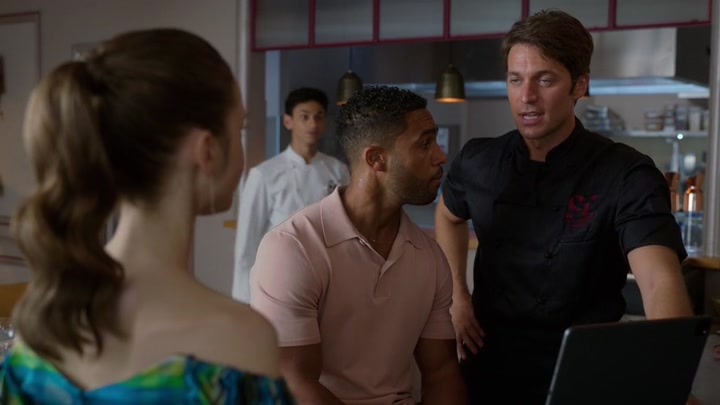 Emily_in_Paris_S02E07_WEBRip_x264-ION10_2413.jpg
