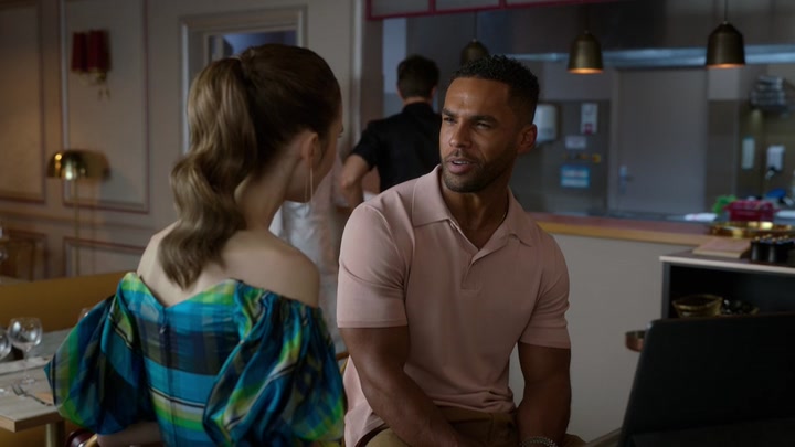 Emily_in_Paris_S02E07_WEBRip_x264-ION10_2428.jpg