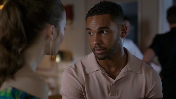 Emily_in_Paris_S02E07_WEBRip_x264-ION10_2438.jpg