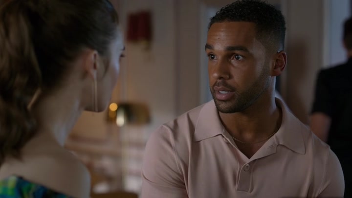 Emily_in_Paris_S02E07_WEBRip_x264-ION10_2440.jpg