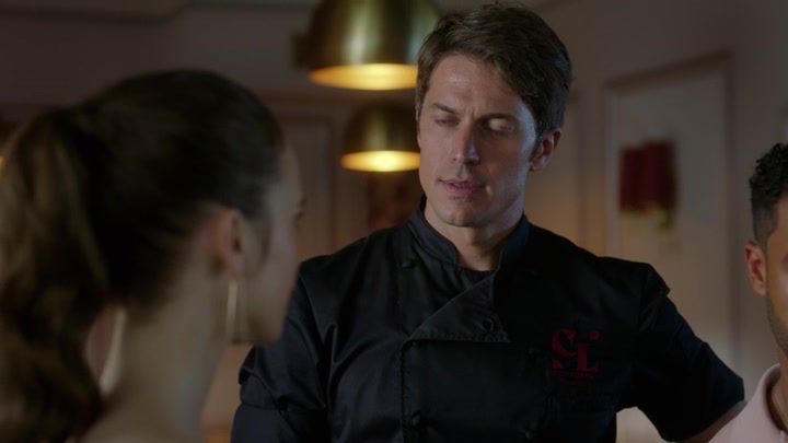 Emily_in_Paris_S02E07_WEBRip_x264-ION10_2481.jpg