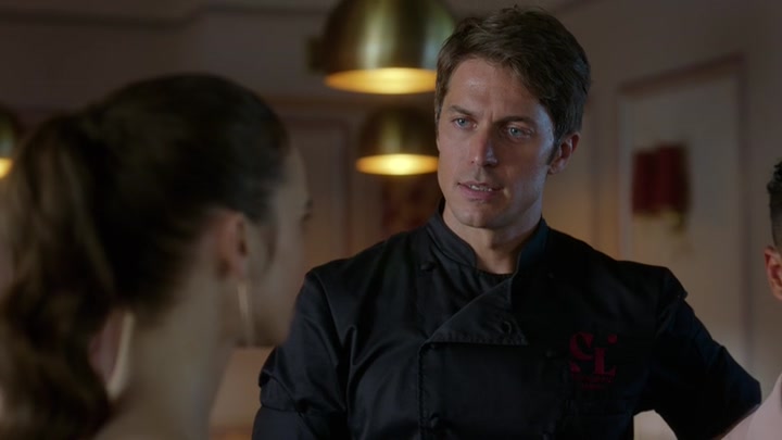 Emily_in_Paris_S02E07_WEBRip_x264-ION10_2482.jpg