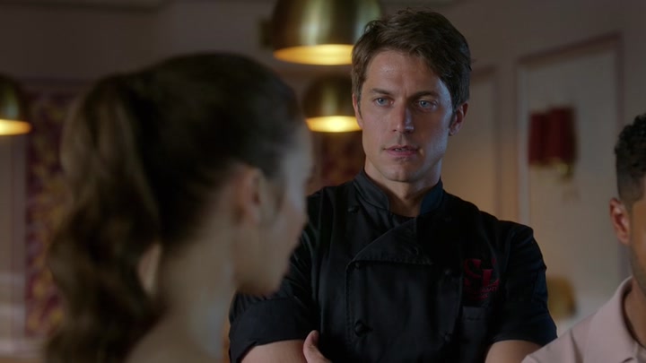 Emily_in_Paris_S02E07_WEBRip_x264-ION10_2486.jpg