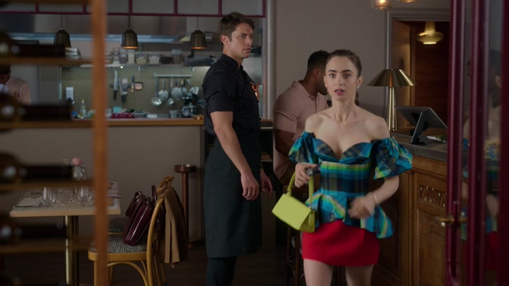 Emily_in_Paris_S02E07_WEBRip_x264-ION10_2496.jpg