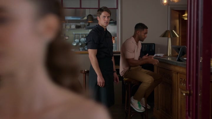 Emily_in_Paris_S02E07_WEBRip_x264-ION10_2499.jpg