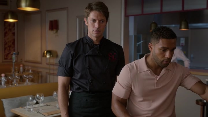 Emily_in_Paris_S02E07_WEBRip_x264-ION10_2501.jpg