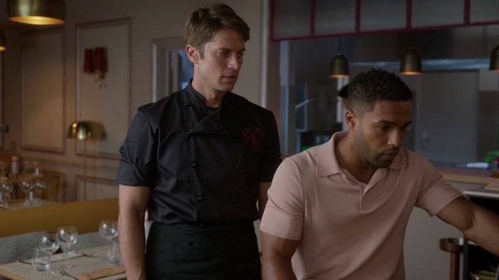 Emily_in_Paris_S02E07_WEBRip_x264-ION10_2503.jpg