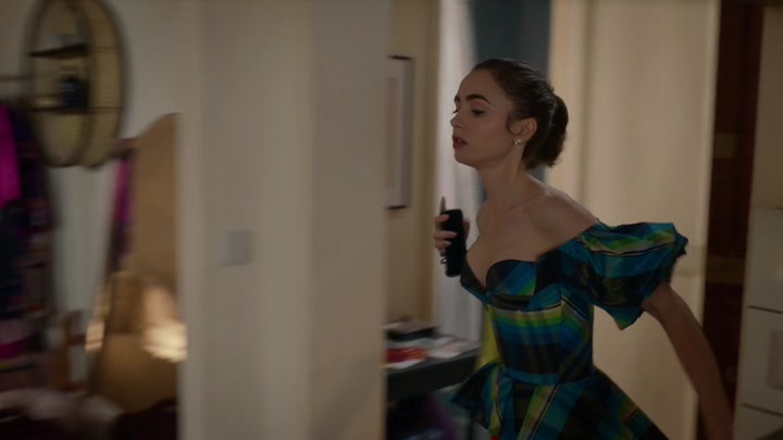 Emily_in_Paris_S02E07_WEBRip_x264-ION10_2506.jpg