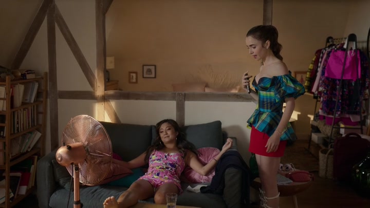 Emily_in_Paris_S02E07_WEBRip_x264-ION10_2510.jpg