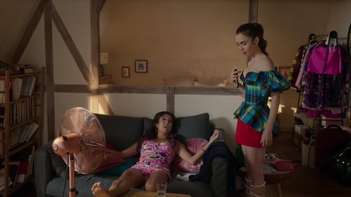 Emily_in_Paris_S02E07_WEBRip_x264-ION10_2511.jpg
