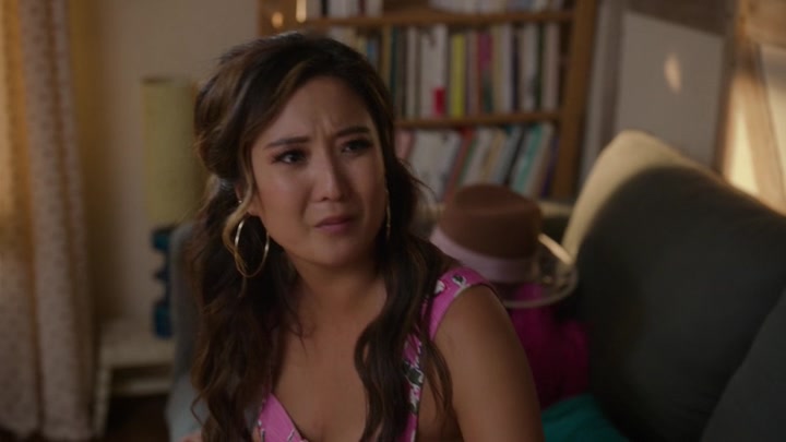 Emily_in_Paris_S02E07_WEBRip_x264-ION10_2559.jpg