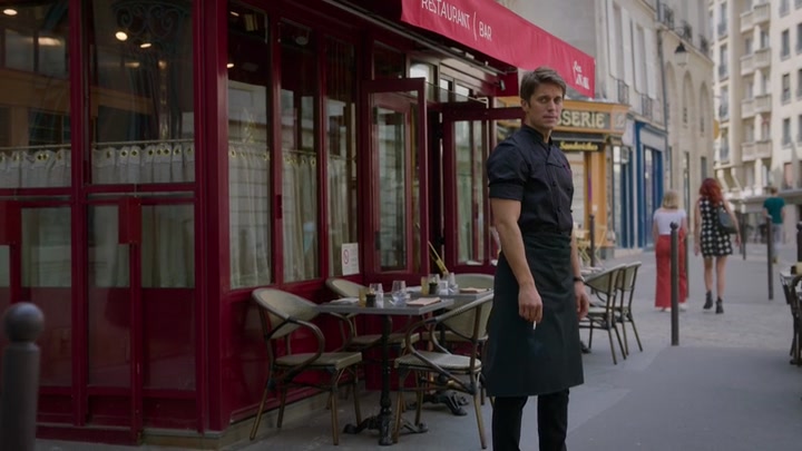Emily_in_Paris_S02E07_WEBRip_x264-ION10_2567.jpg