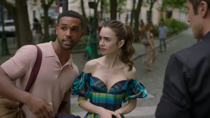 Emily_in_Paris_S02E07_WEBRip_x264-ION10_2657.jpg